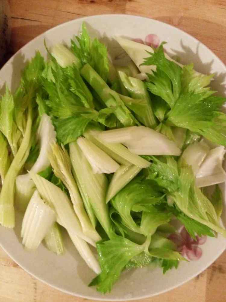 西芹炒木耳步骤2