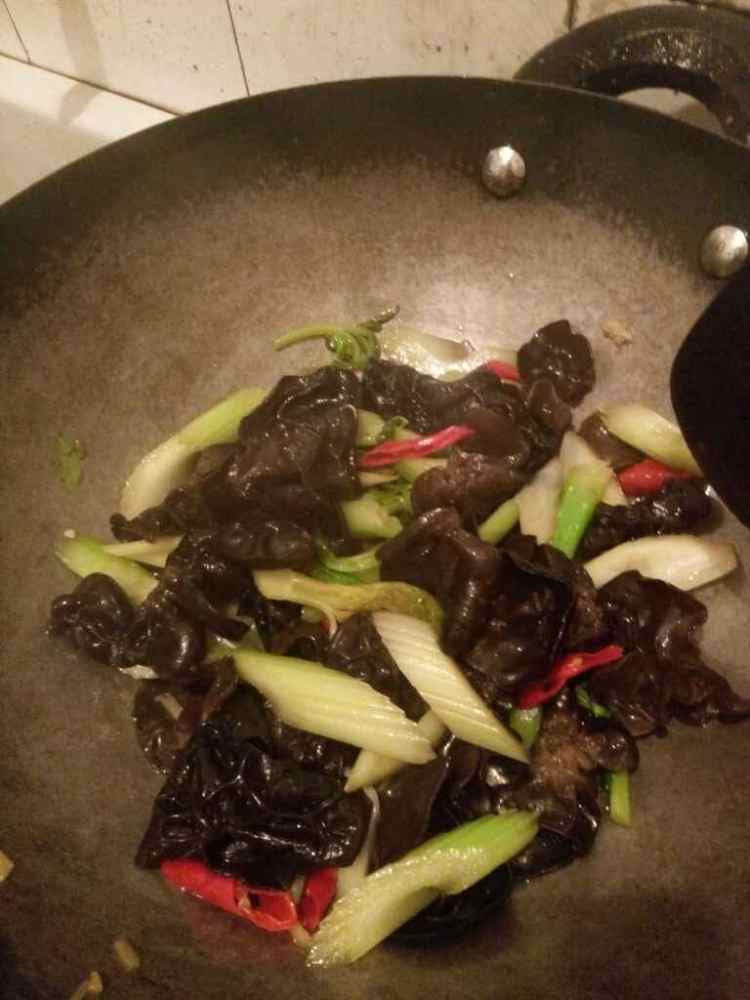 西芹炒木耳步骤7