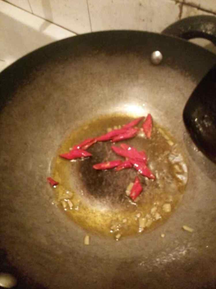 西芹炒木耳步骤4