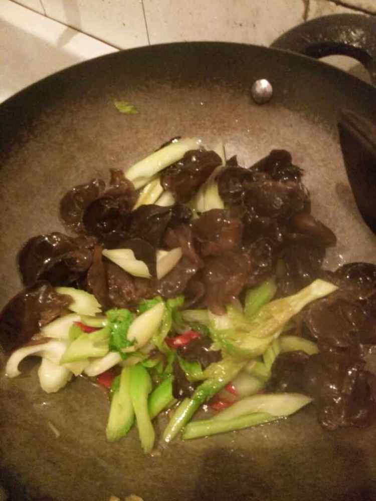西芹炒木耳步骤6