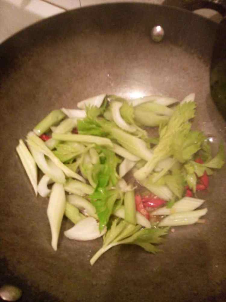 西芹炒木耳步骤5