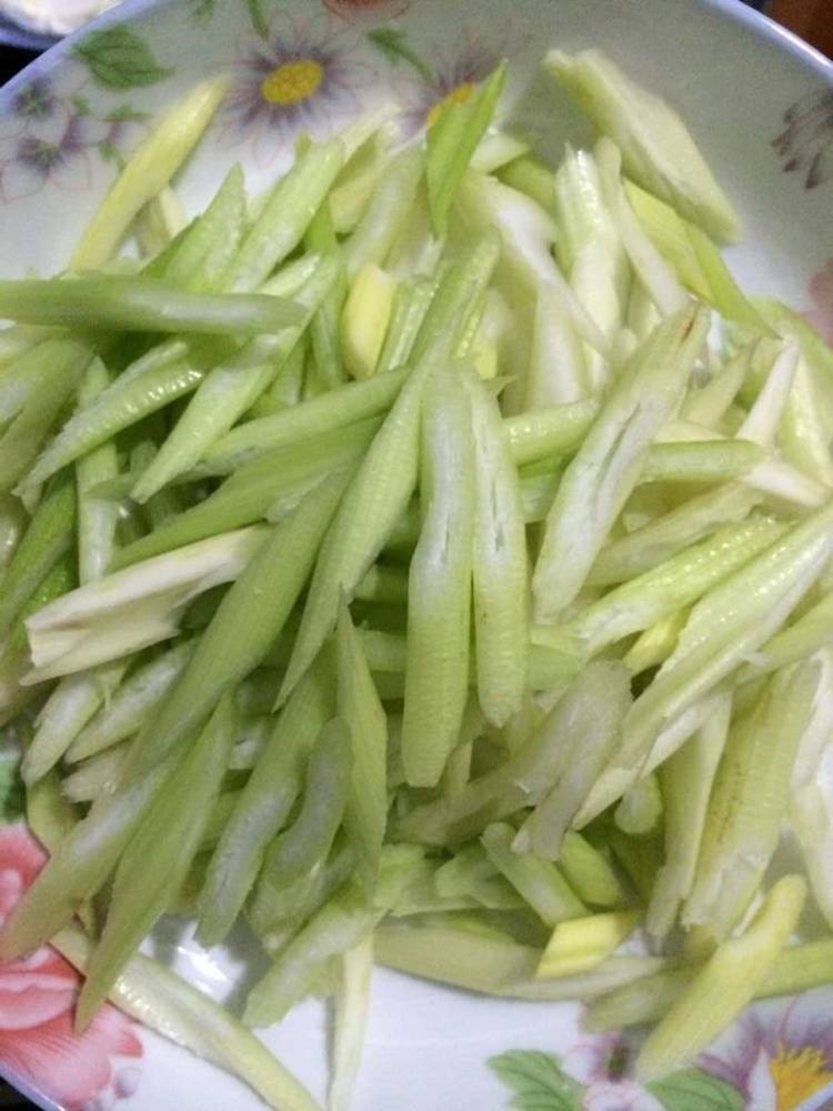 家常炒芹菜步骤1