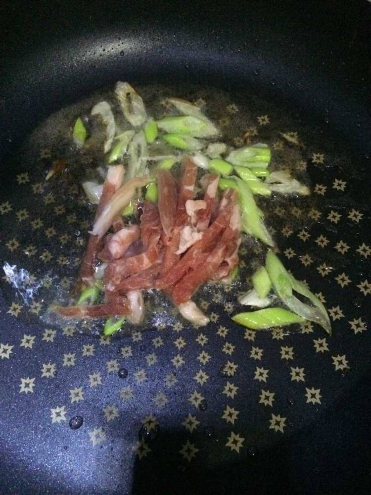 家常炒芹菜步骤2