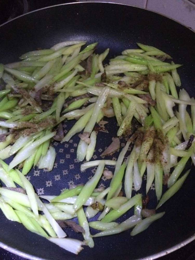 家常炒芹菜步骤4