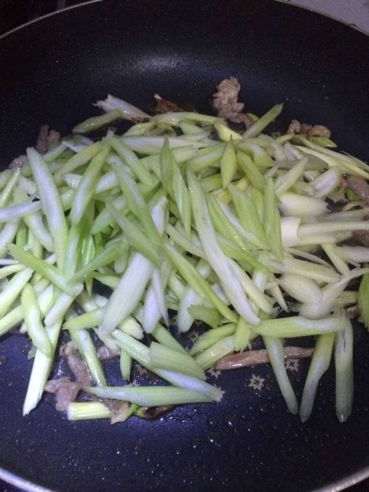 家常炒芹菜步骤3