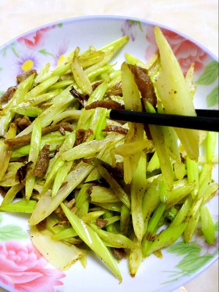 家常炒芹菜步骤5