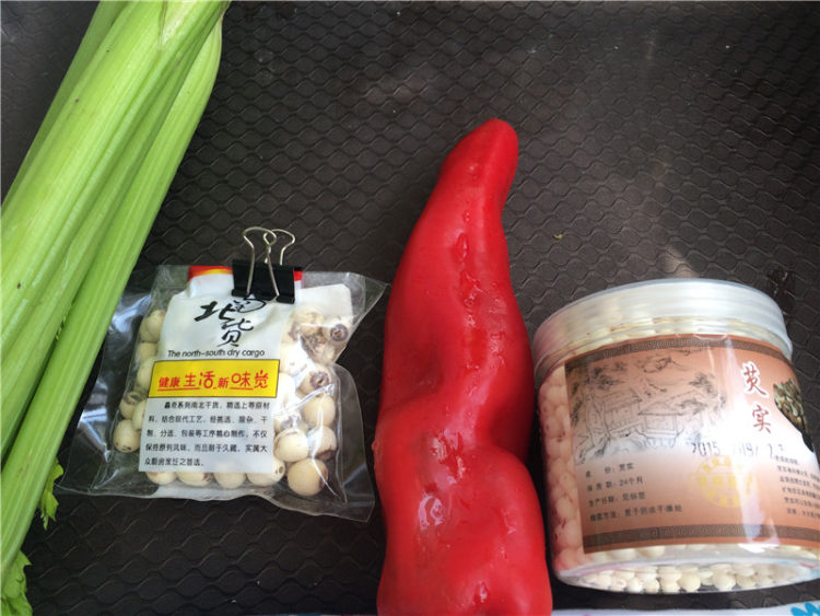 莲子豆干炒鸡头米步骤2