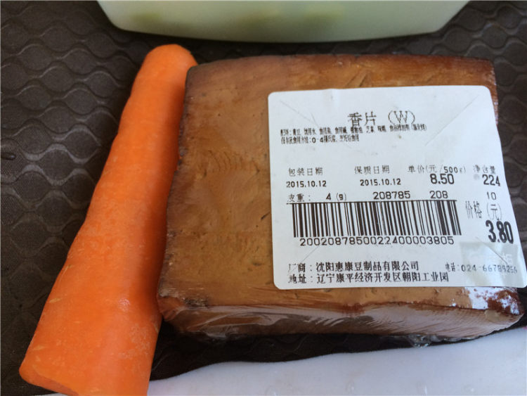 莲子豆干炒鸡头米步骤3