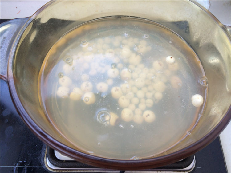 莲子豆干炒鸡头米步骤7