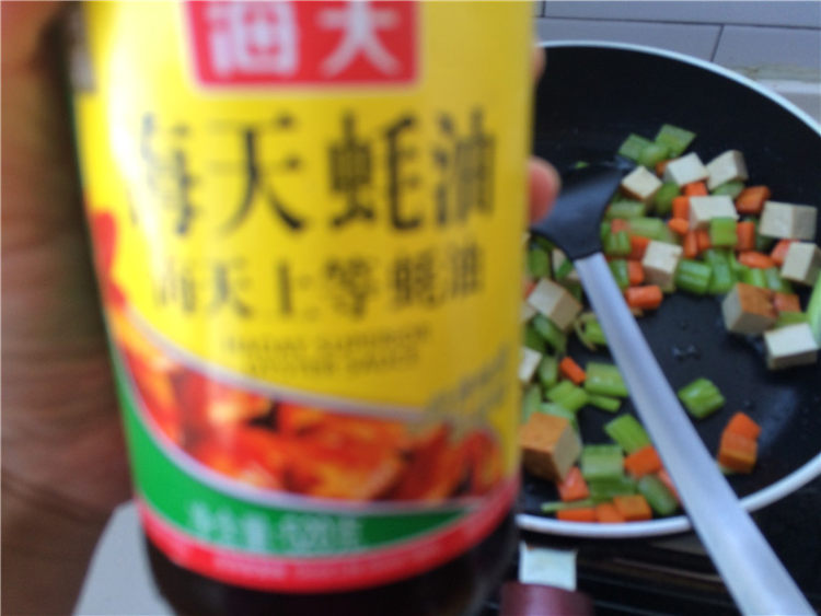 莲子豆干炒鸡头米步骤13