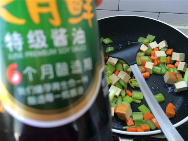 莲子豆干炒鸡头米步骤12
