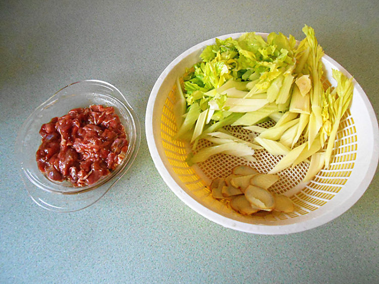 香辣牛肉炒西芹步骤2