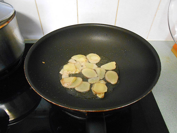 香辣牛肉炒西芹步骤3