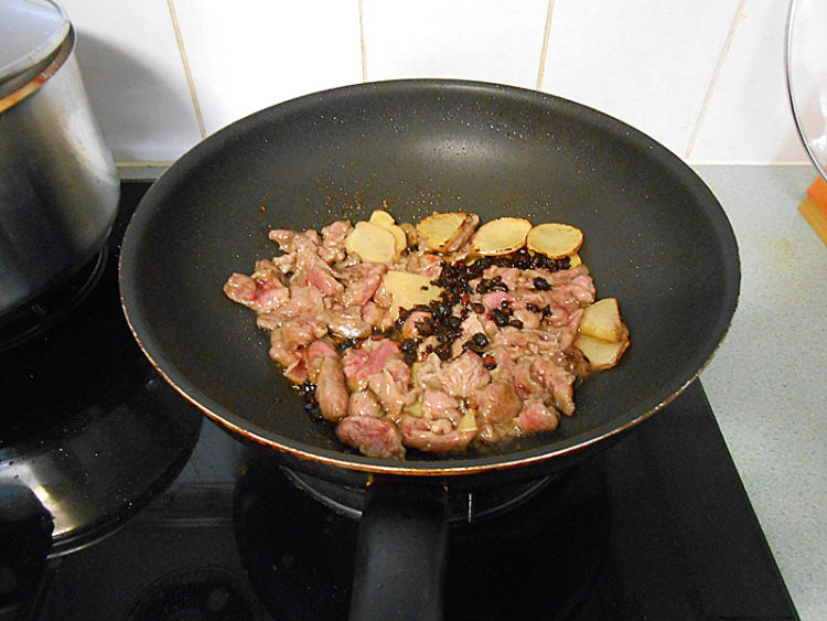 香辣牛肉炒西芹步骤5