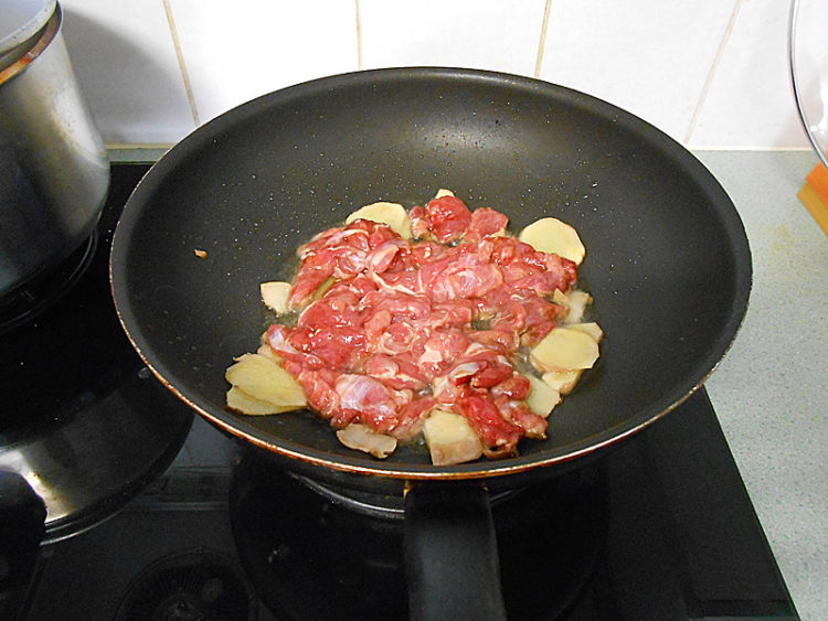 香辣牛肉炒西芹步骤4