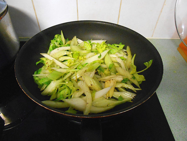 香辣牛肉炒西芹步骤8