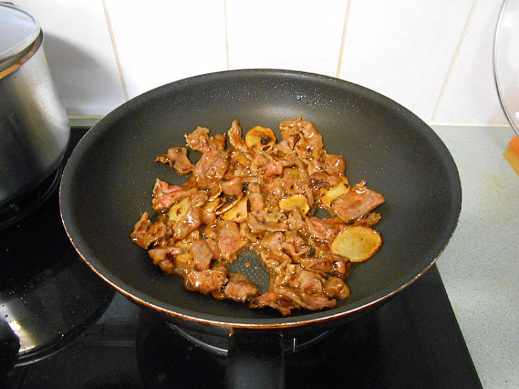 香辣牛肉炒西芹步骤6