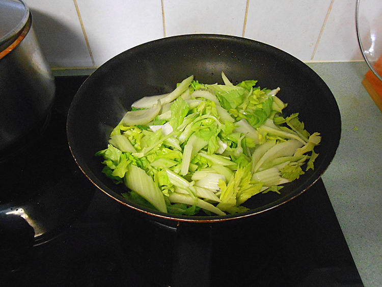 香辣牛肉炒西芹步骤7