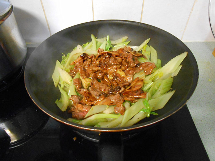 香辣牛肉炒西芹步骤9
