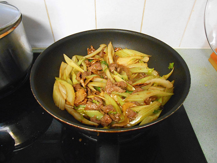 香辣牛肉炒西芹步骤10