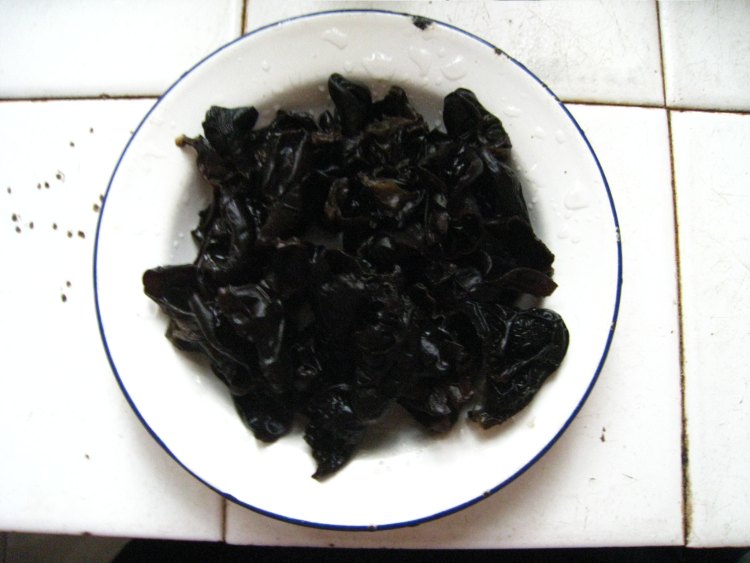 洋葱木耳炒肉皮步骤3