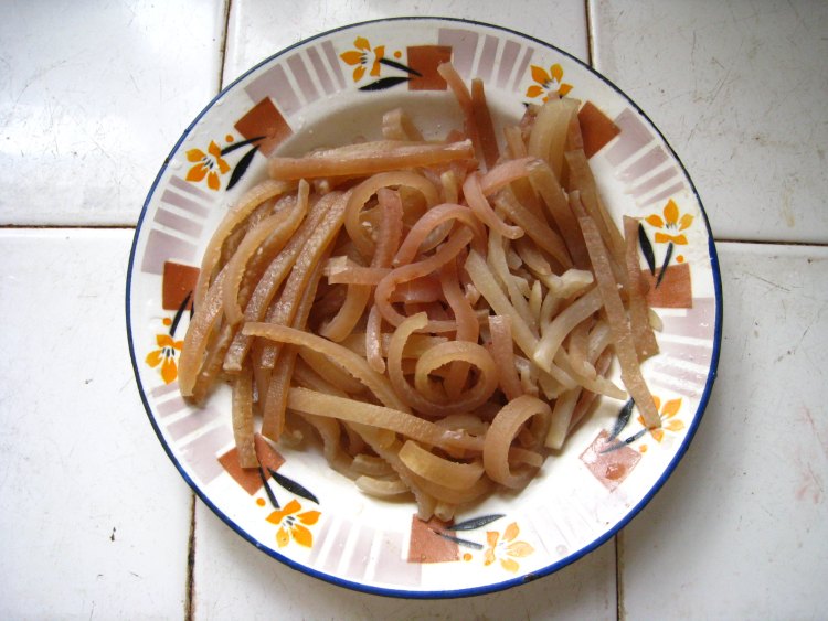洋葱木耳炒肉皮步骤1