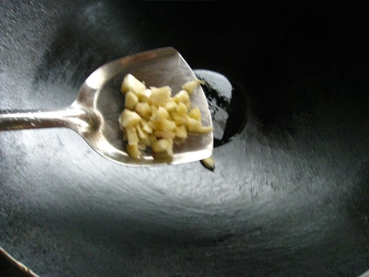 洋葱木耳炒肉皮步骤5