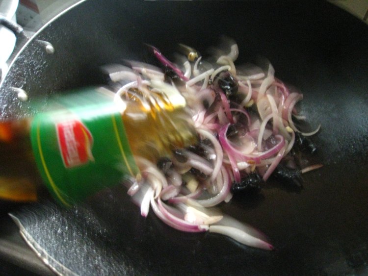 洋葱木耳炒肉皮步骤8