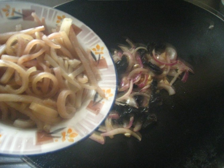 洋葱木耳炒肉皮步骤9