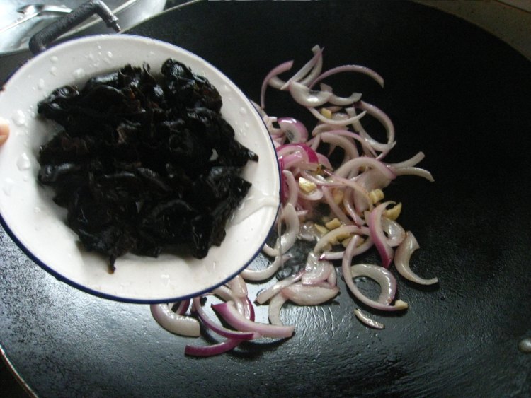 洋葱木耳炒肉皮步骤7