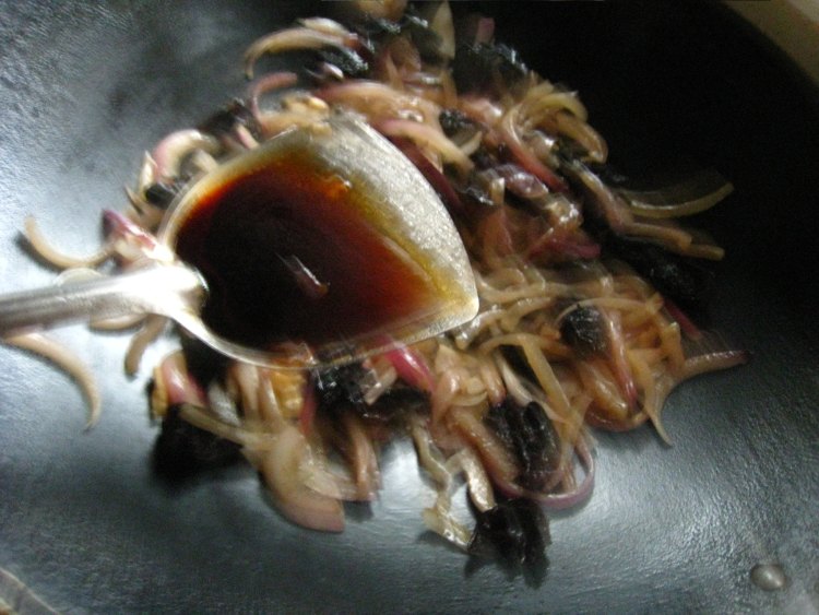 洋葱木耳炒肉皮步骤10