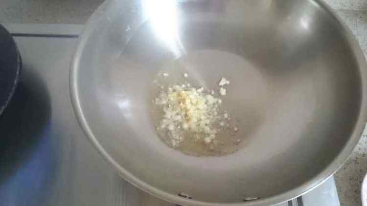 芹菜炒腐竹步骤2