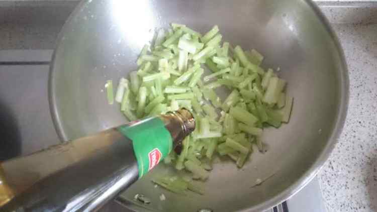芹菜炒腐竹步骤3