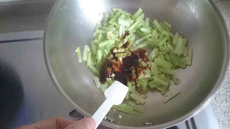 芹菜炒腐竹步骤4