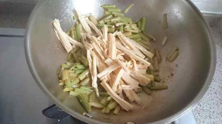 芹菜炒腐竹步骤5