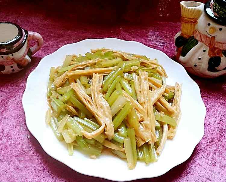 芹菜炒腐竹步骤6