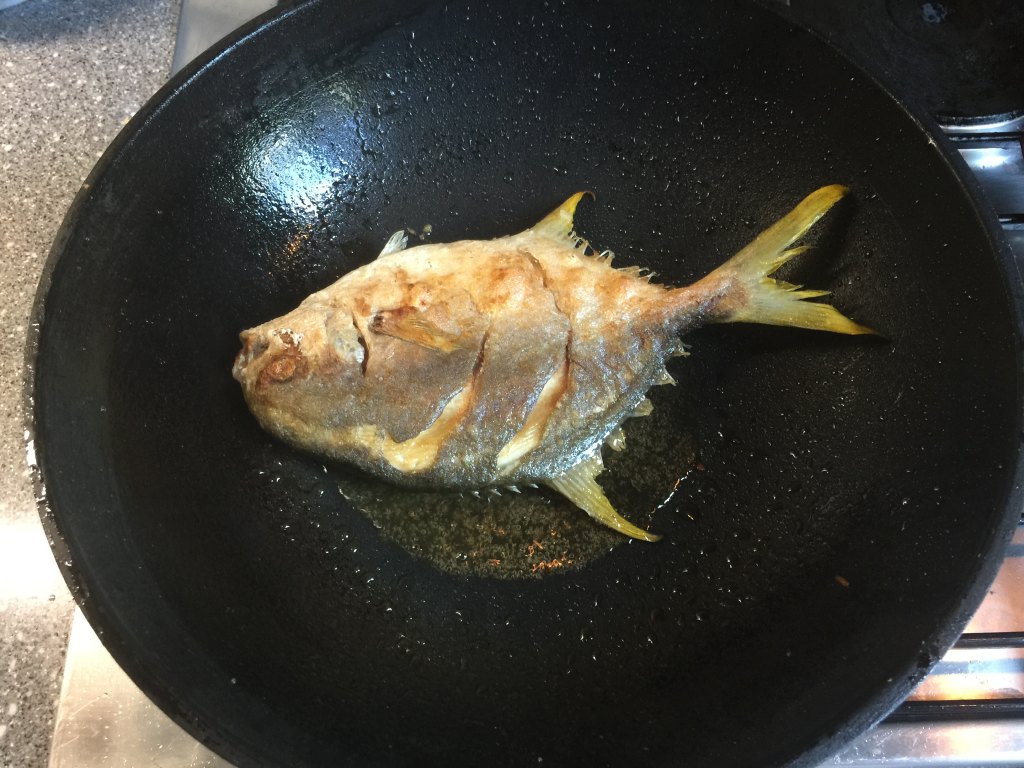 煎金鯧鱼步骤6