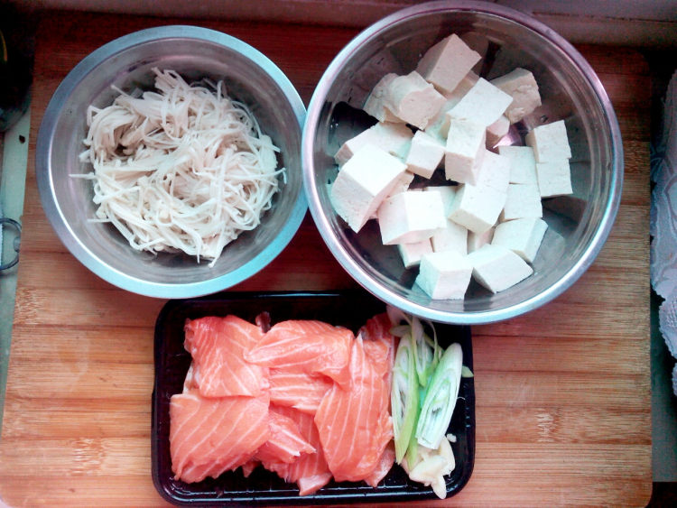 三文鱼炖豆腐步骤1