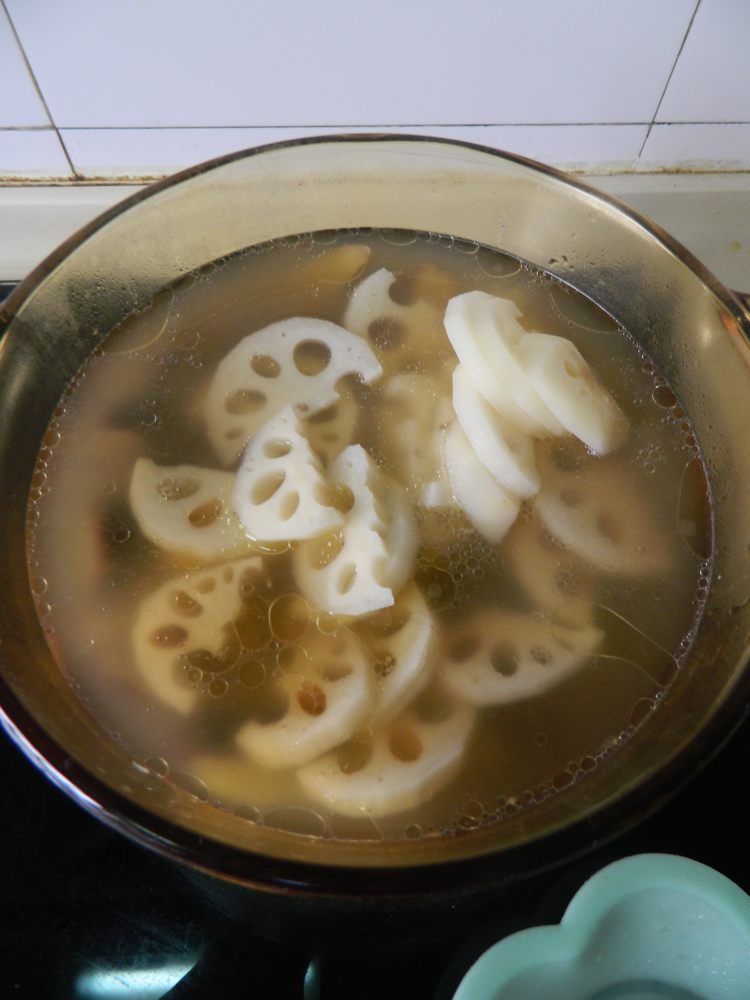 莲藕香菇鸡汤步骤9
