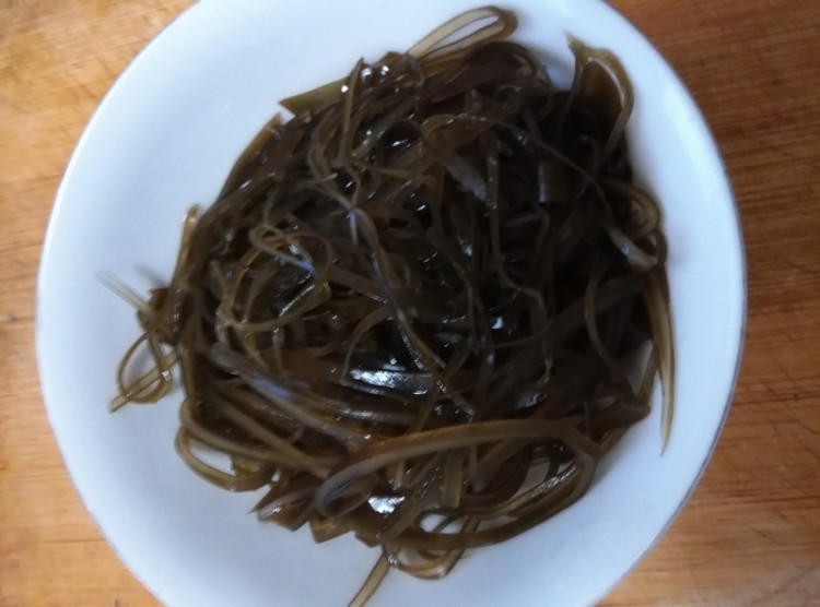 海带丝炒蛋丝步骤1