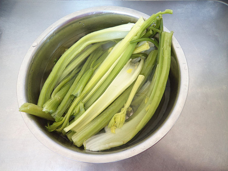 芹菜猪肉馅水饺步骤2