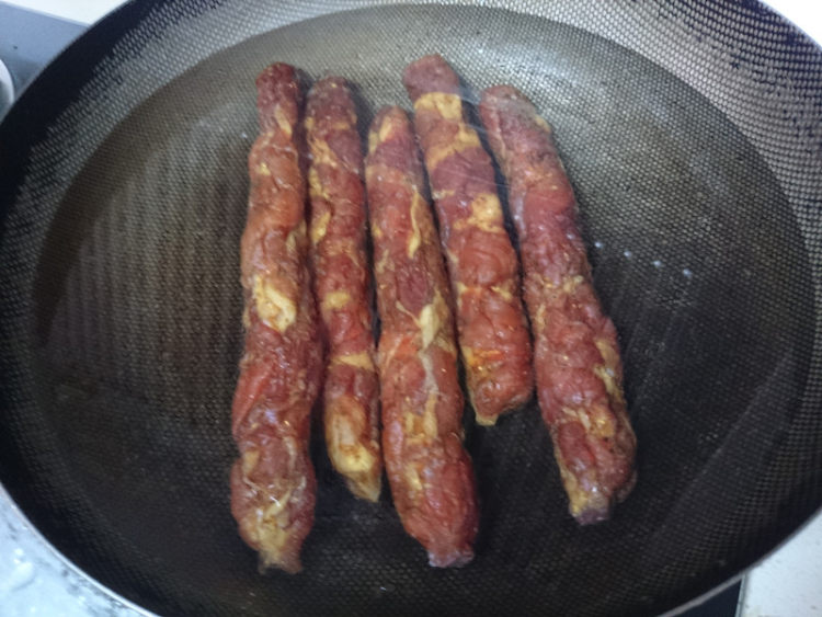 腊肠炒苦瓜步骤2