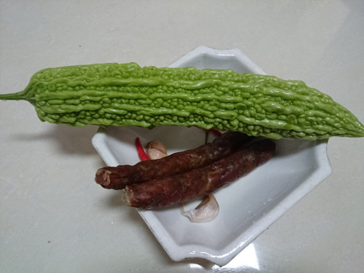 腊肠炒苦瓜步骤3