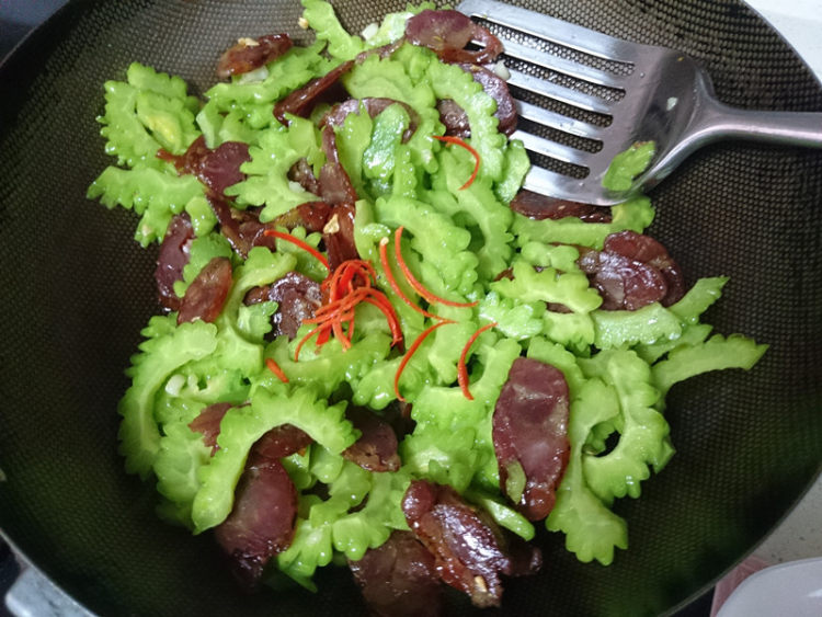 腊肠炒苦瓜步骤11