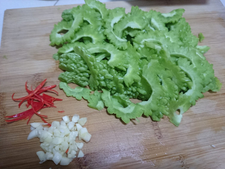 腊肠炒苦瓜步骤5