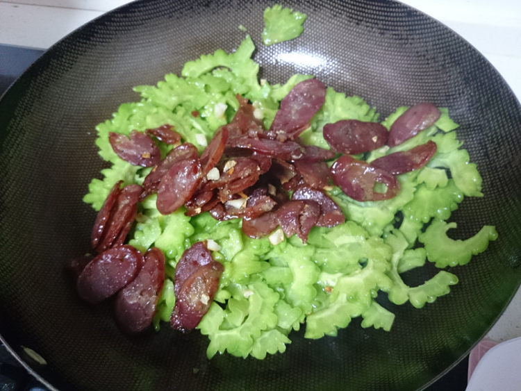 腊肠炒苦瓜步骤10