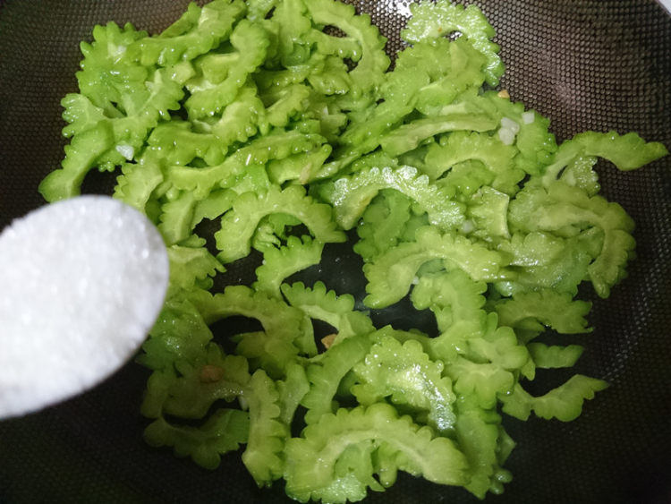腊肠炒苦瓜步骤9
