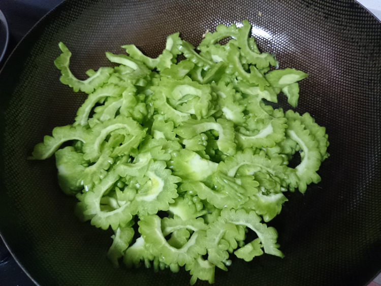 腊肠炒苦瓜步骤8