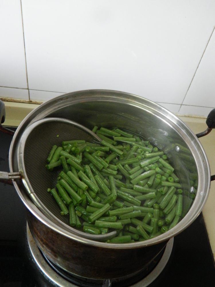 橄榄肉末炒豆角步骤3