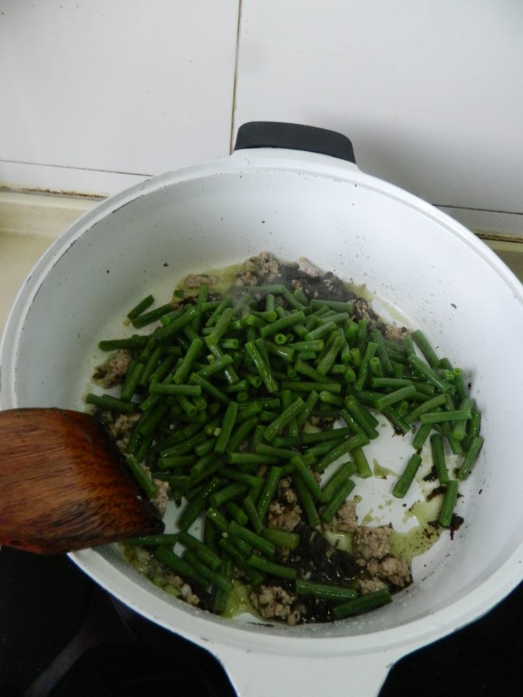 橄榄肉末炒豆角步骤8